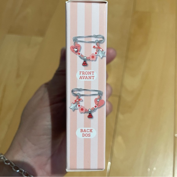 New hello kitty boxed pin badge - Picture 3 of 3